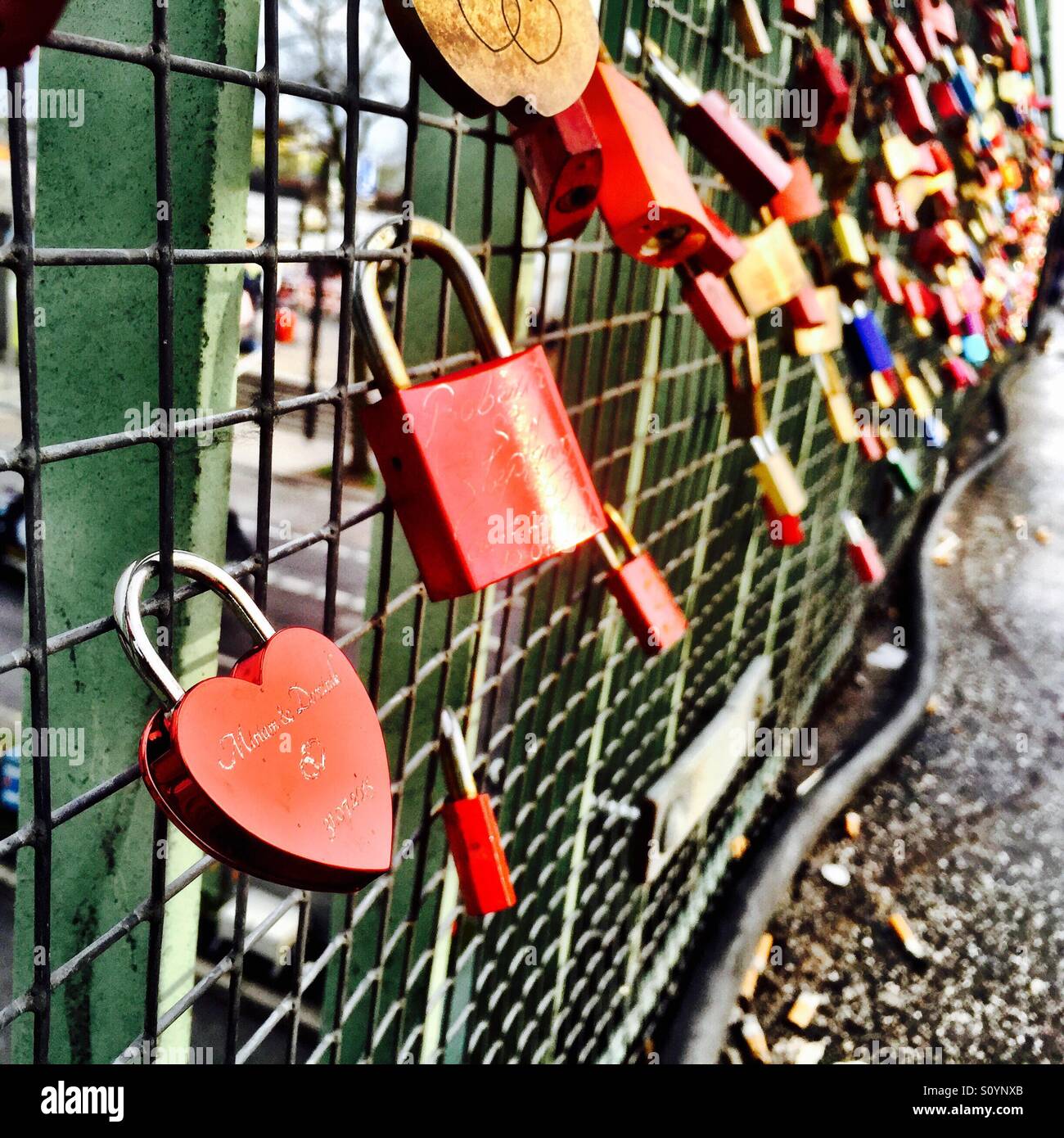 Amor bloquea fijado a las barandas de un puente superior en Hamburgo, Alemania. Foto de stock