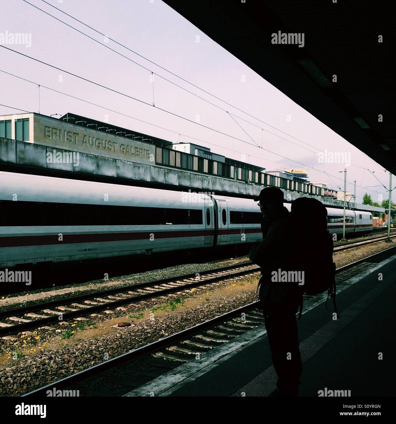 Hombre esperando el tren en una estación de metro en Hannover, Alemania Foto de stock