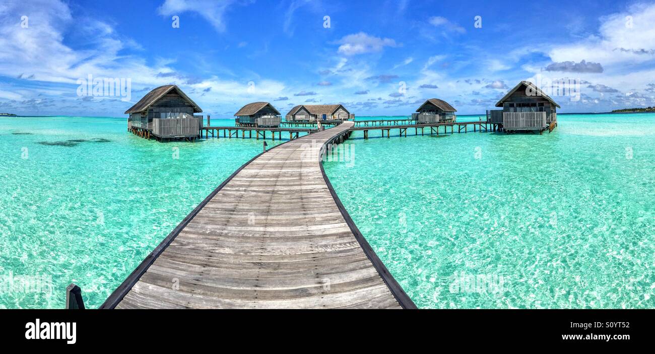 Los bungalós en el agua en las Maldivas Foto de stock