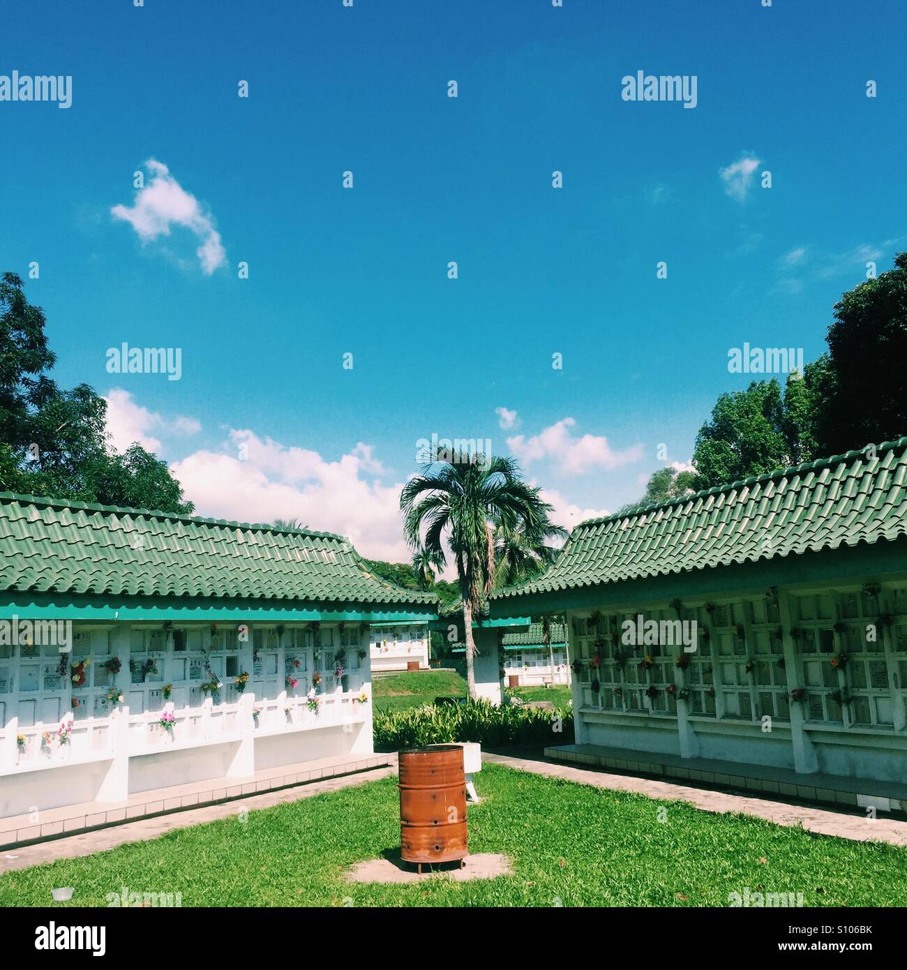 Mount Vernon en bidadari columbario par Singapur con la combustión puede Foto de stock