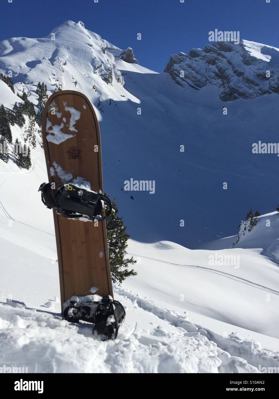 hombre cansado con una tabla de snowboard en el cuello al aire libre. foto  de cerca, cansancio Fotografía de stock - Alamy