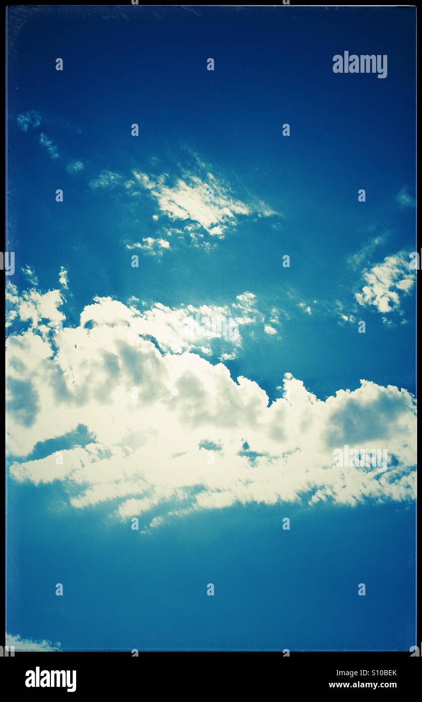 Hermoso cielo azul y las nubes blancas Foto de stock