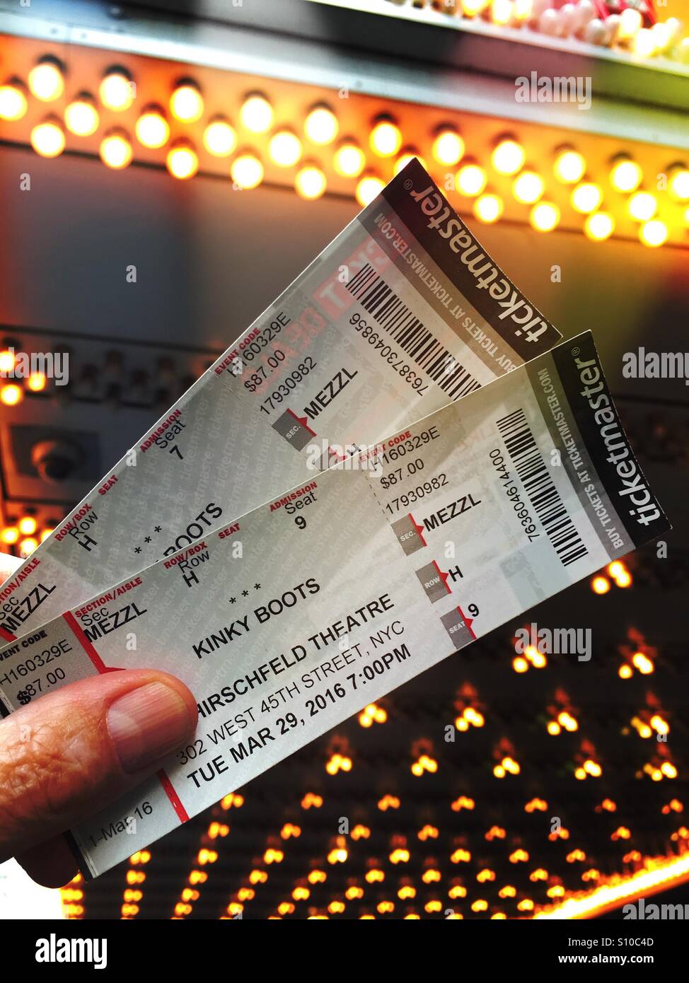 Hombre sujetando dos entradas para el espectáculo de Broadway de Kinky Boots  en frente de marquesina, las luces de Times Square NYC Fotografía de stock  - Alamy