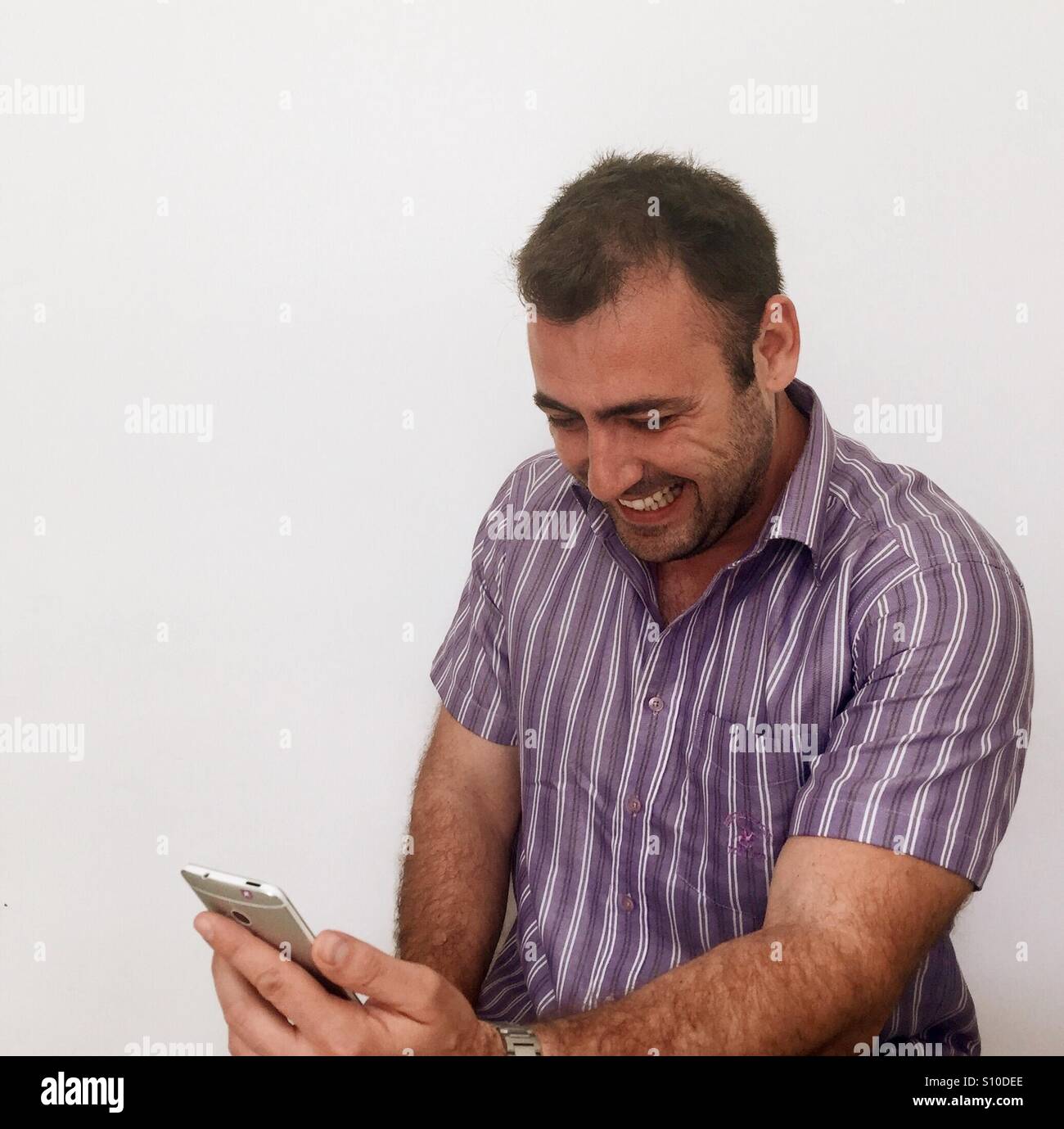Hombre feliz realizar llamadas de vídeo Foto de stock