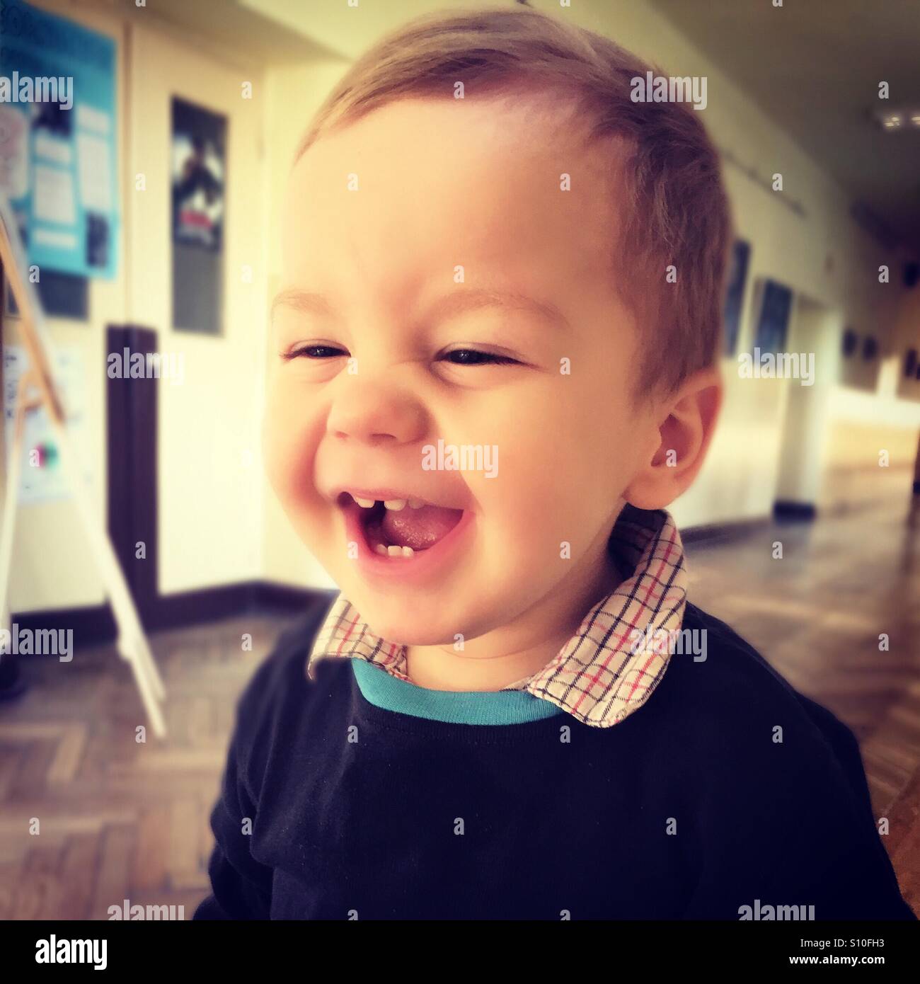 Happy Baby Boy riendo, teniendo un gran momento en la escuela Foto de stock
