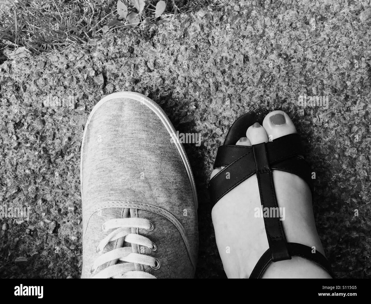 Un sencillo pero lindo shot de parejas con los pies juntos Fotografía de  stock - Alamy