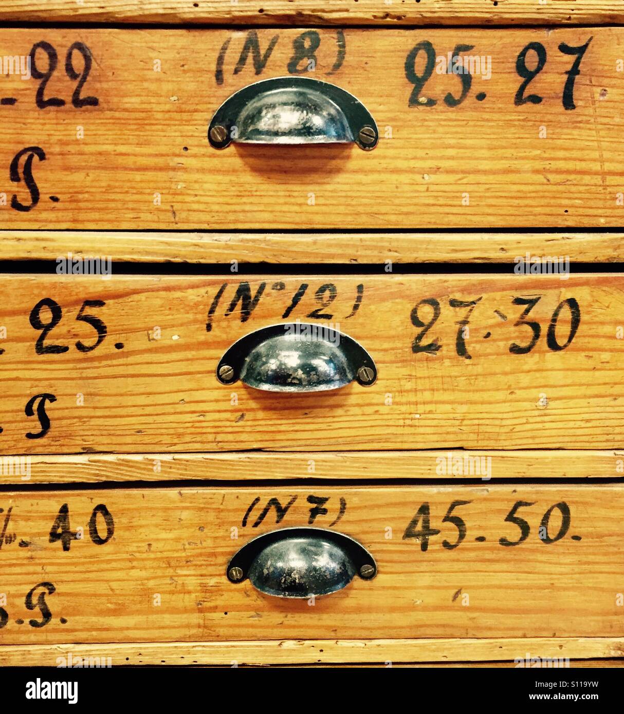 Archivador de madera industrial antiguo con cajones numerados Foto de stock