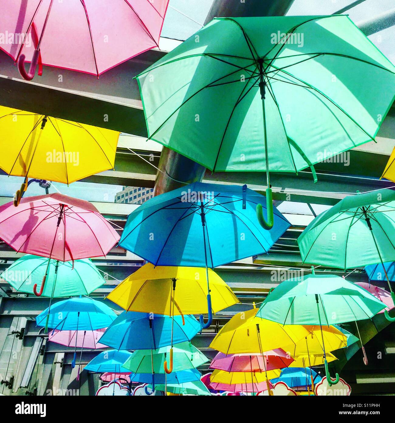 Coloridas sombrillas de colores pastel Fotografía de stock - Alamy