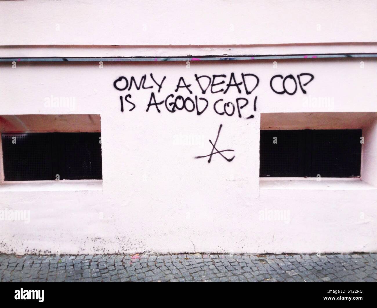Sólo un policía muerto es un buen cop: graffiti en una pared en el barrio berlinés de Kreuzberg, Alemania Foto de stock