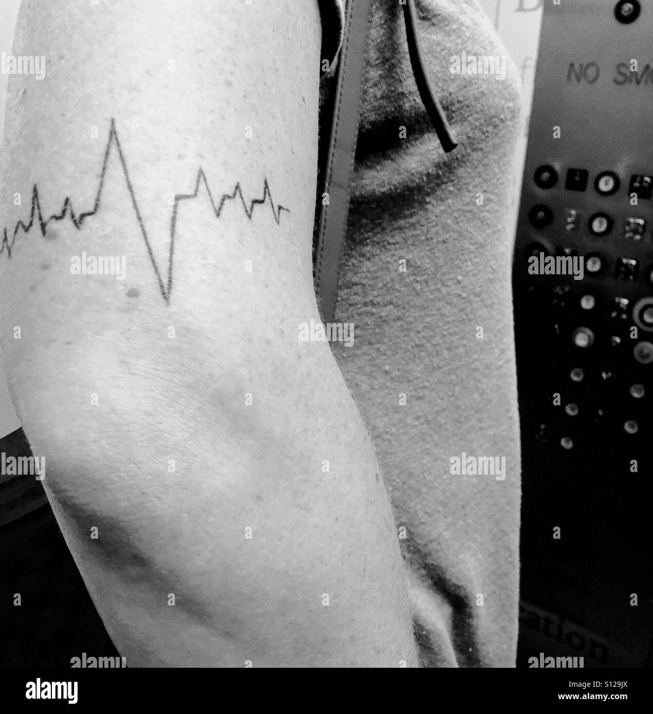 Tatuaje del latido del corazón fotografías e imágenes de alta resolución - Alamy