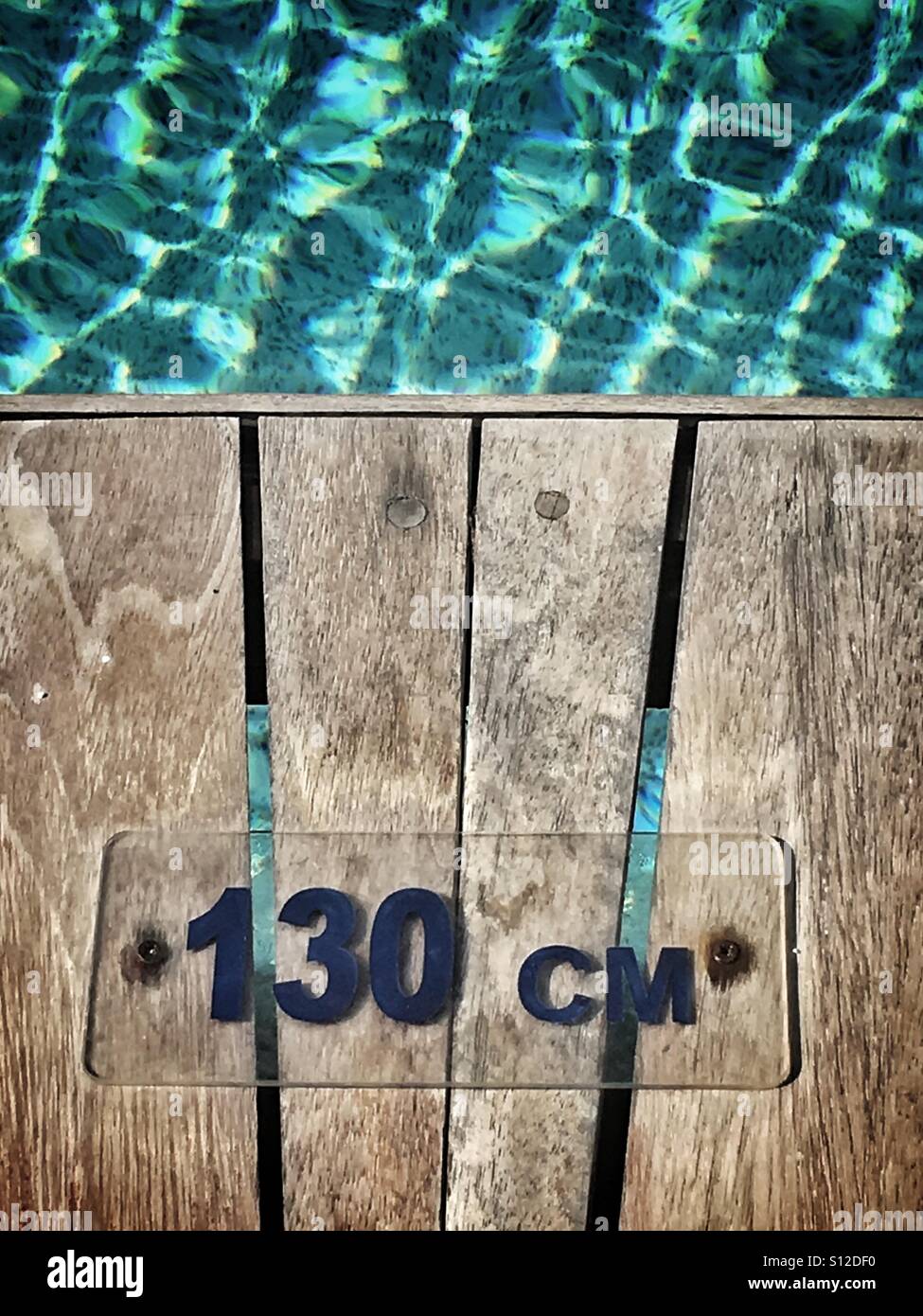 Profundidad de una piscina Foto de stock