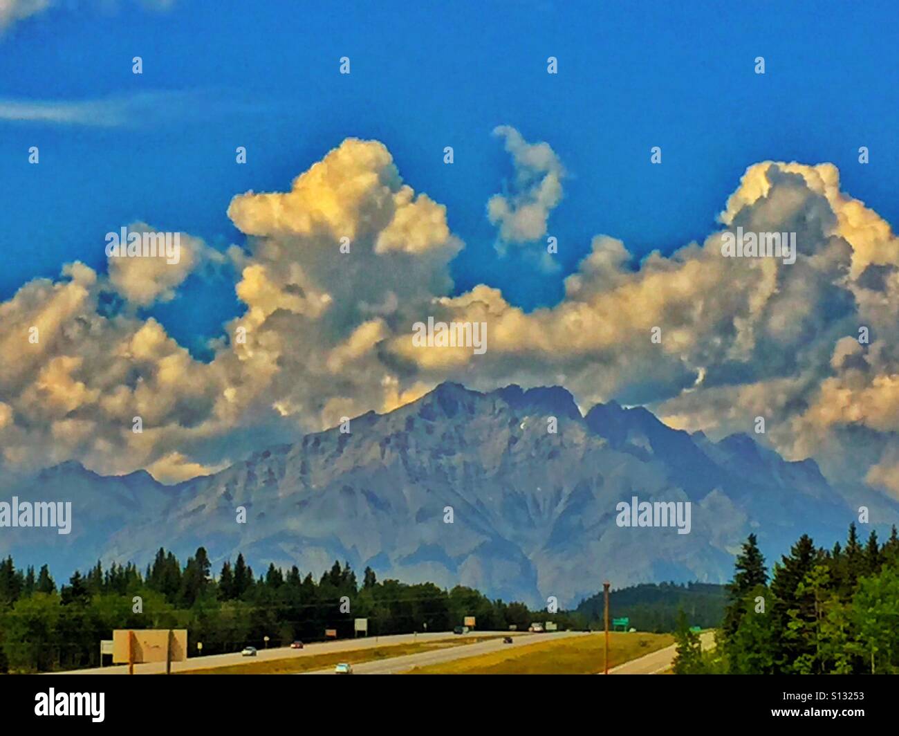 Canadian Rockies y cielos nublados Foto de stock