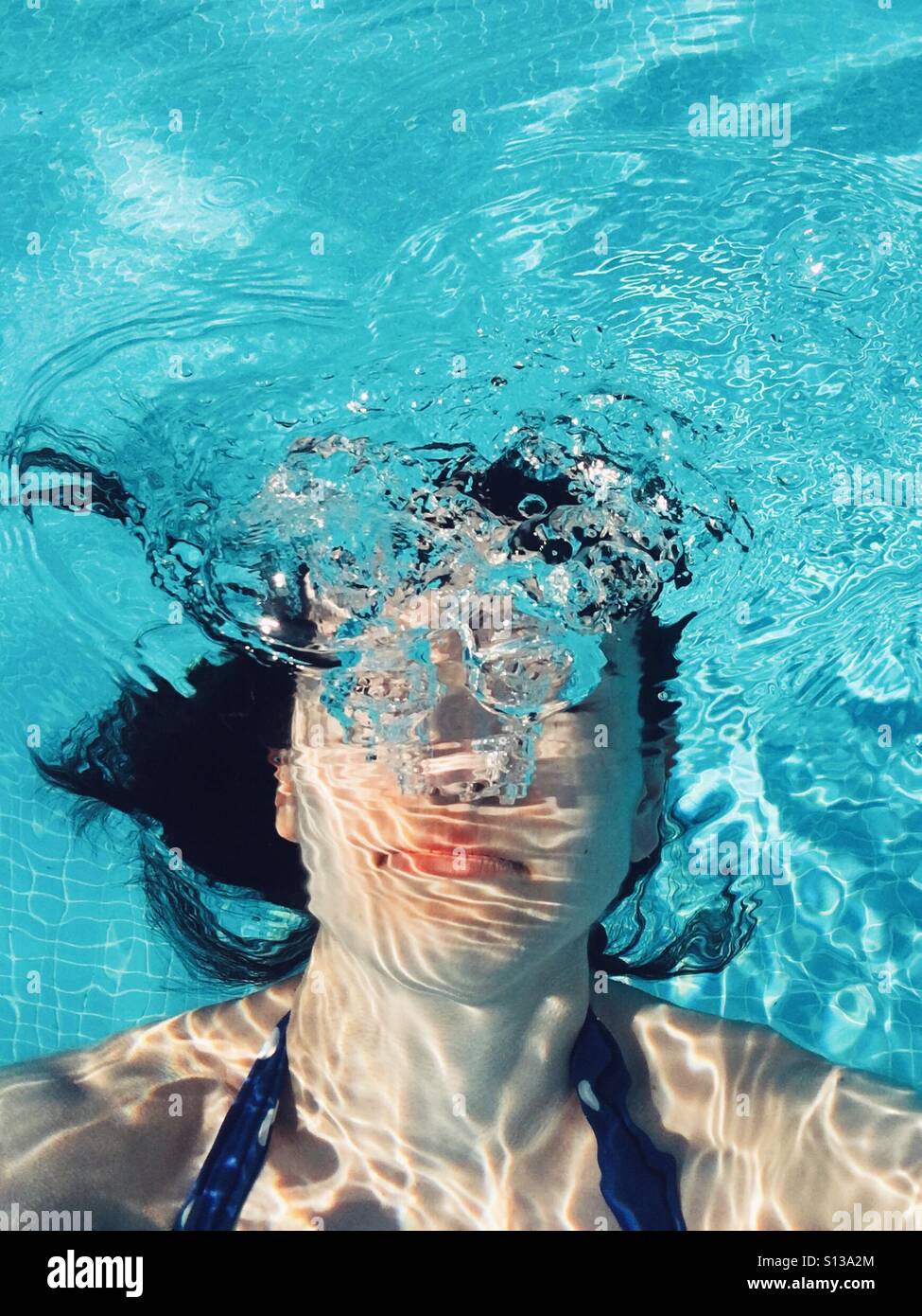 Retrato de mujer bajo el agua Foto de stock