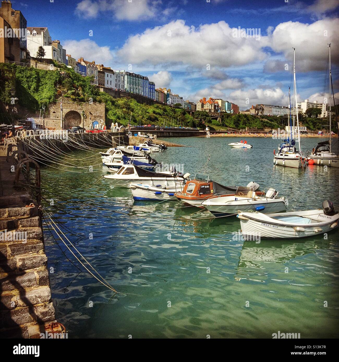 Hermosa) Tenby puerto - Marea, botes bamboleándose Foto de stock