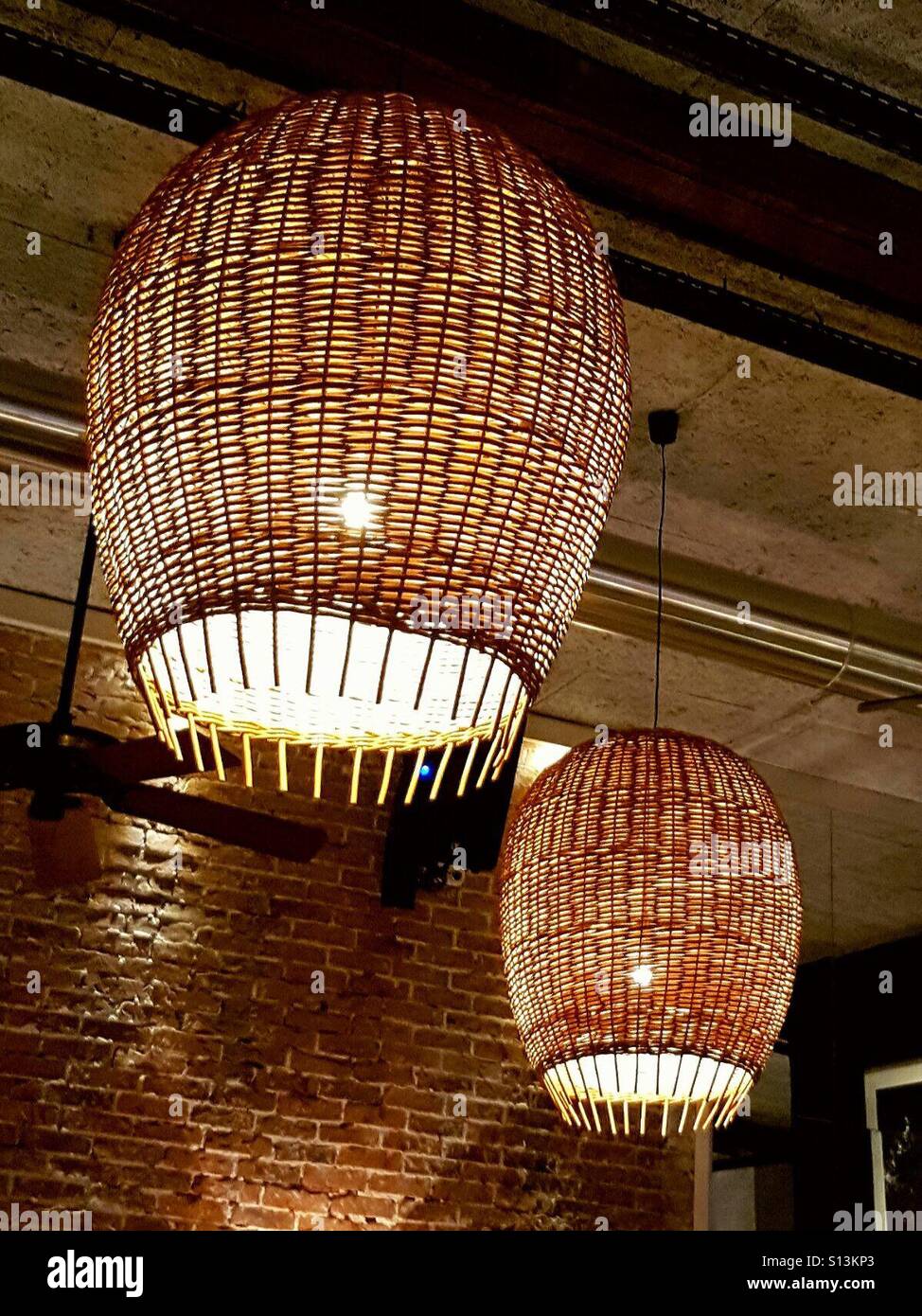 Grandes lámparas de mimbre Fotografía de stock - Alamy