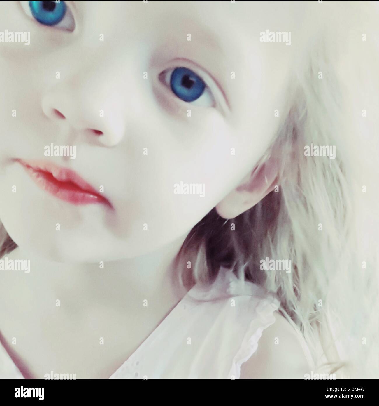 Hermosa niña con grandes ojos azules y labios rosa Foto de stock