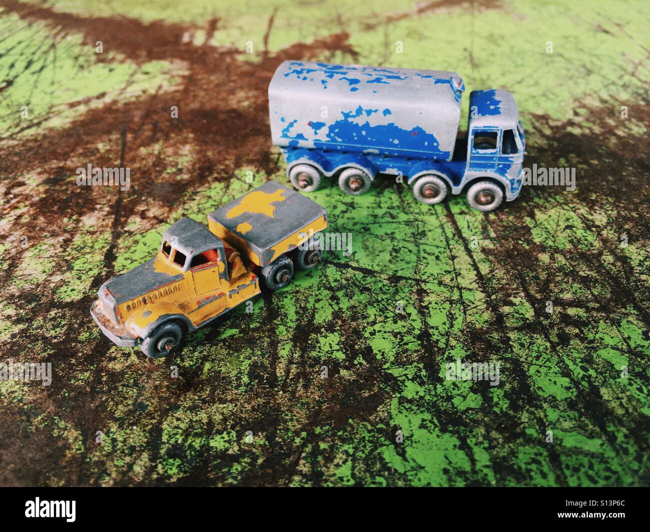 Vintage Matchbox cars en una superficie de metal sucio Foto de stock