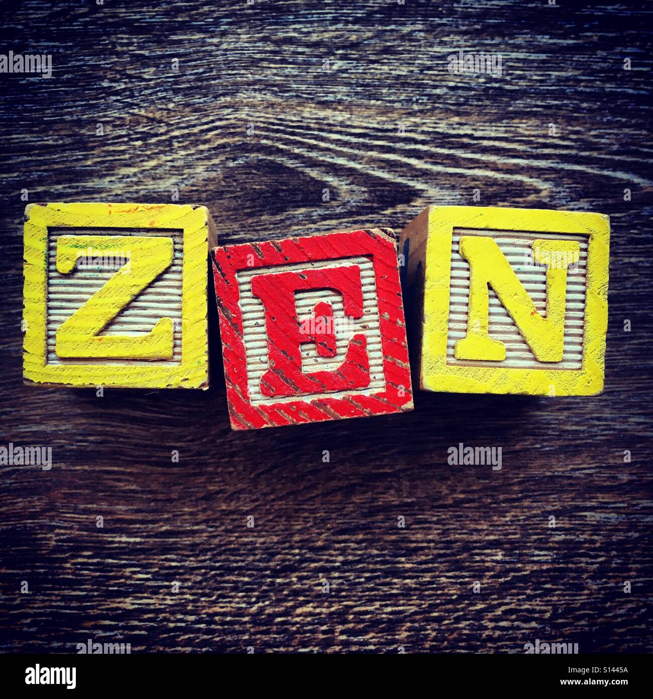 ZEN palabra escrita con un bloque de madera carta juguetes Foto de stock