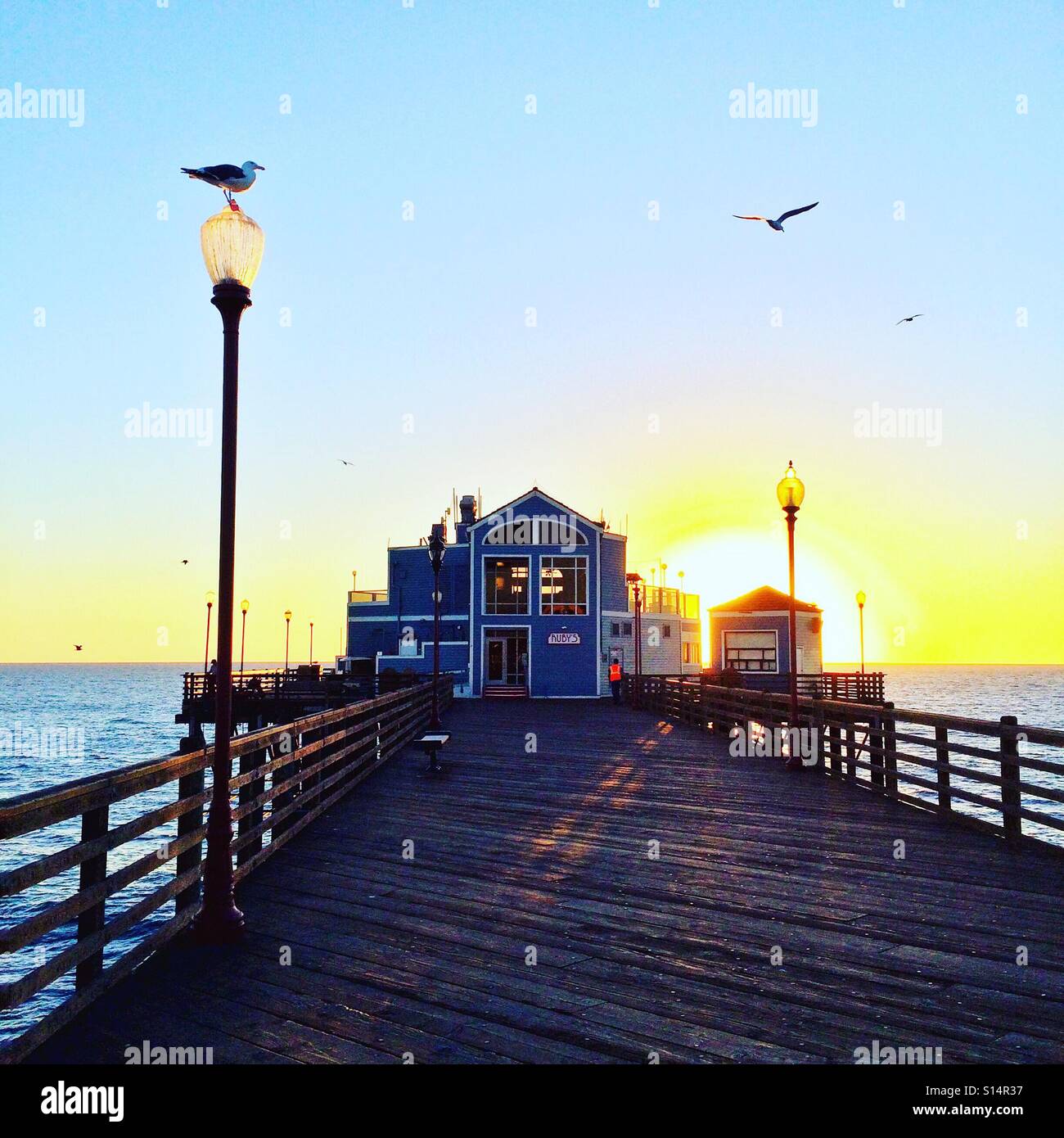 Puesta de sol en el muelle. Foto de stock