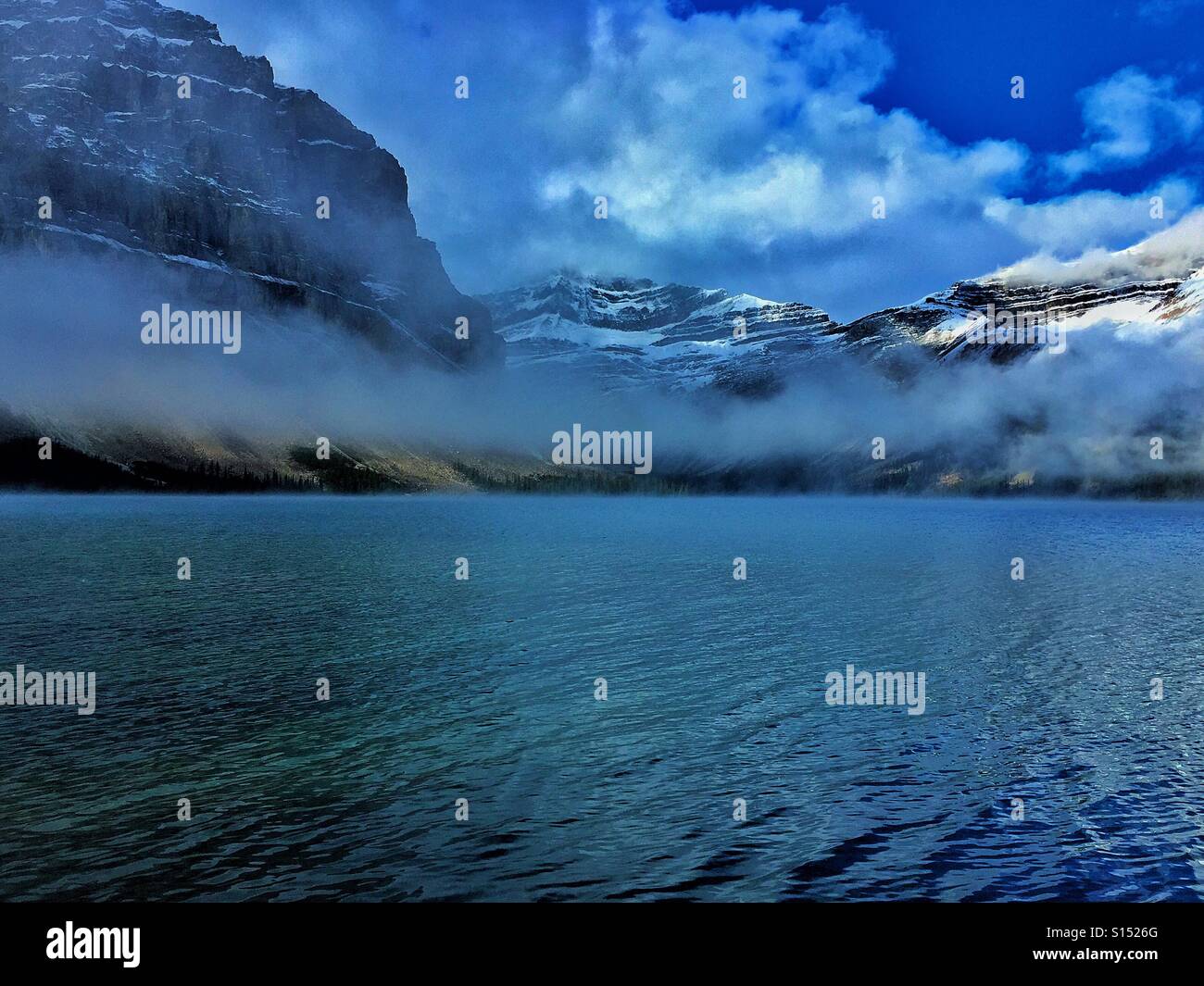 Día nublado en el Lago Bow y las Montañas Rocallosas Canadienses Foto de stock