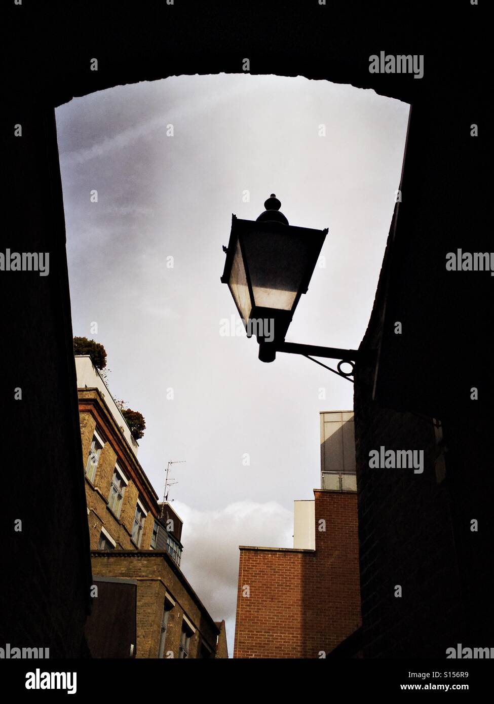 Lámpara de la calle en un callejón de Londres Foto de stock