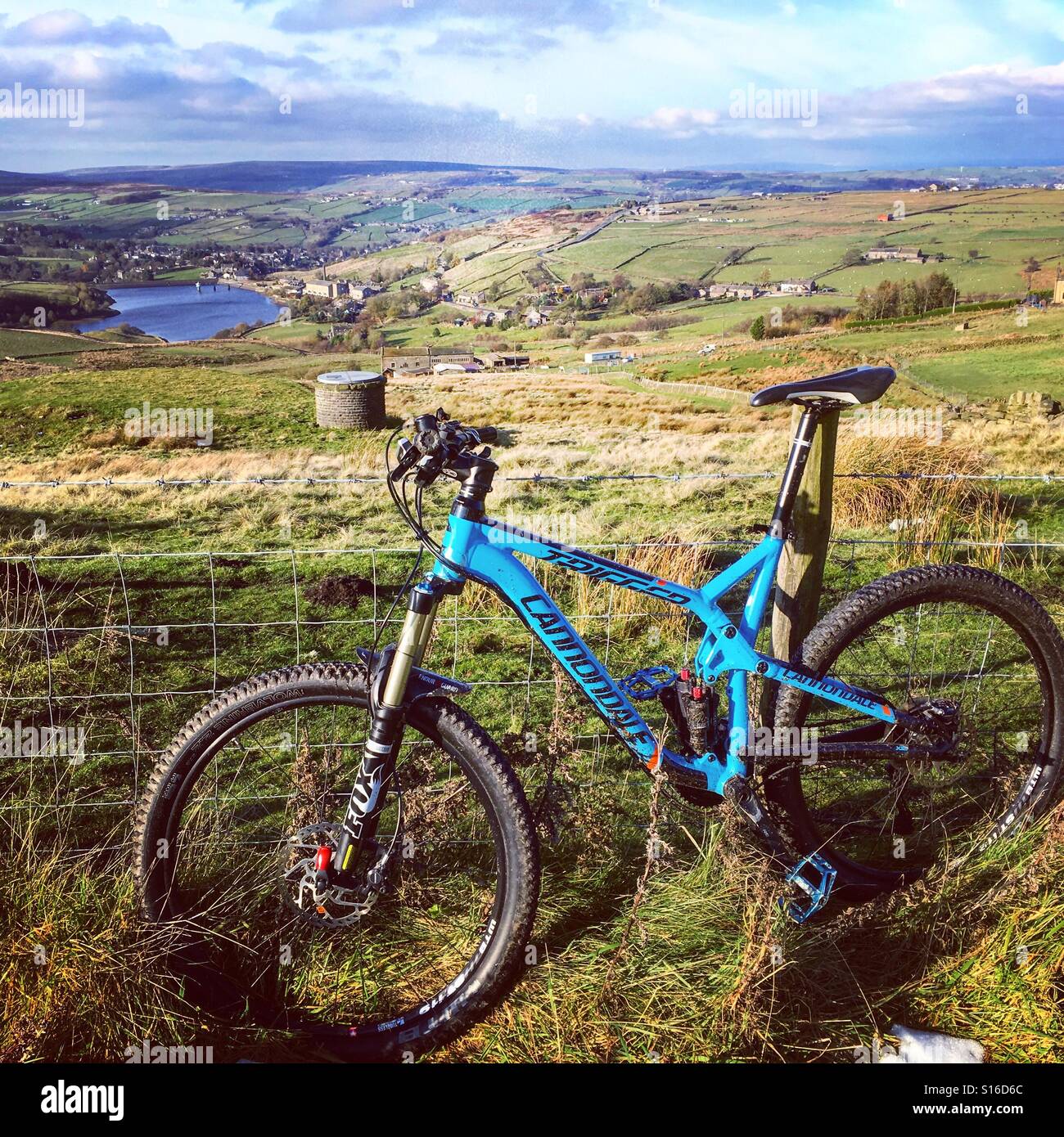 Bicicleta de montaña por encima de Oxenhope, cerca de Bradford, Yorkshire. Foto de stock