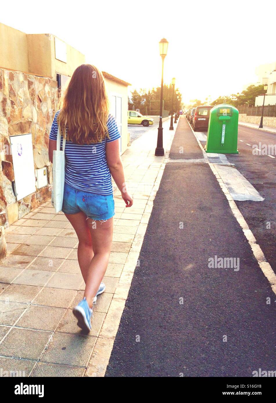 Niña caminando por la calle fotografías e imágenes de alta resolución -  Alamy