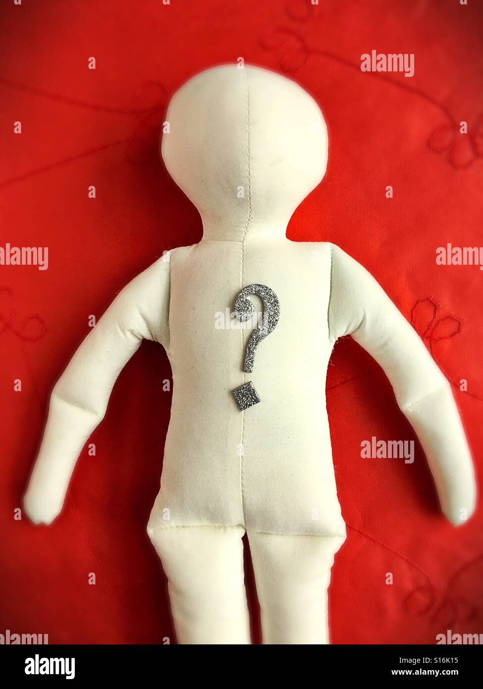 Una figura humana en blanco con un gran signo de interrogación. Foto de stock