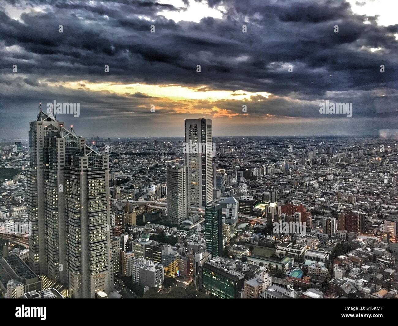 Horizonte de Tokio visto desde el edificio del Gobierno Metropolitano de Tokio como sol Foto de stock