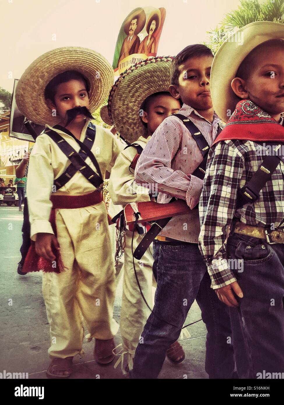 Niños disfrazados mexico fotografías e imágenes de alta resolución - Alamy