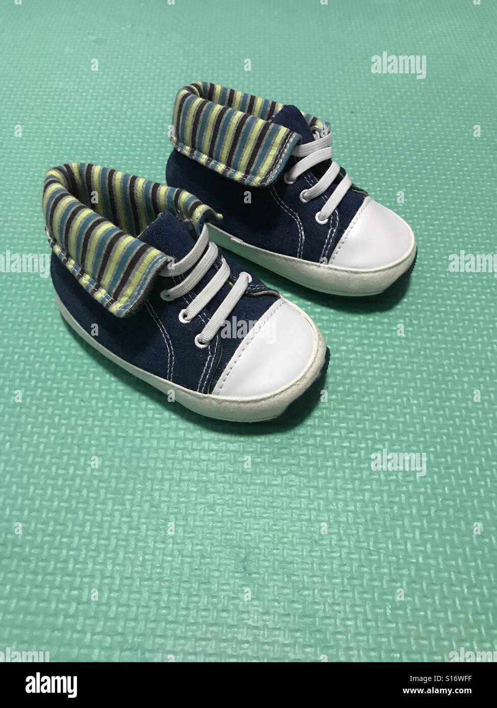 Zapato de niños fotografías e imágenes de alta resolución - Alamy