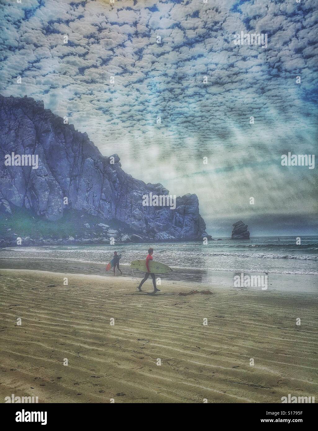 Crazy las nubes en un día frío de invierno tormentoso en la playa durante una sesión de surf con amigos Foto de stock