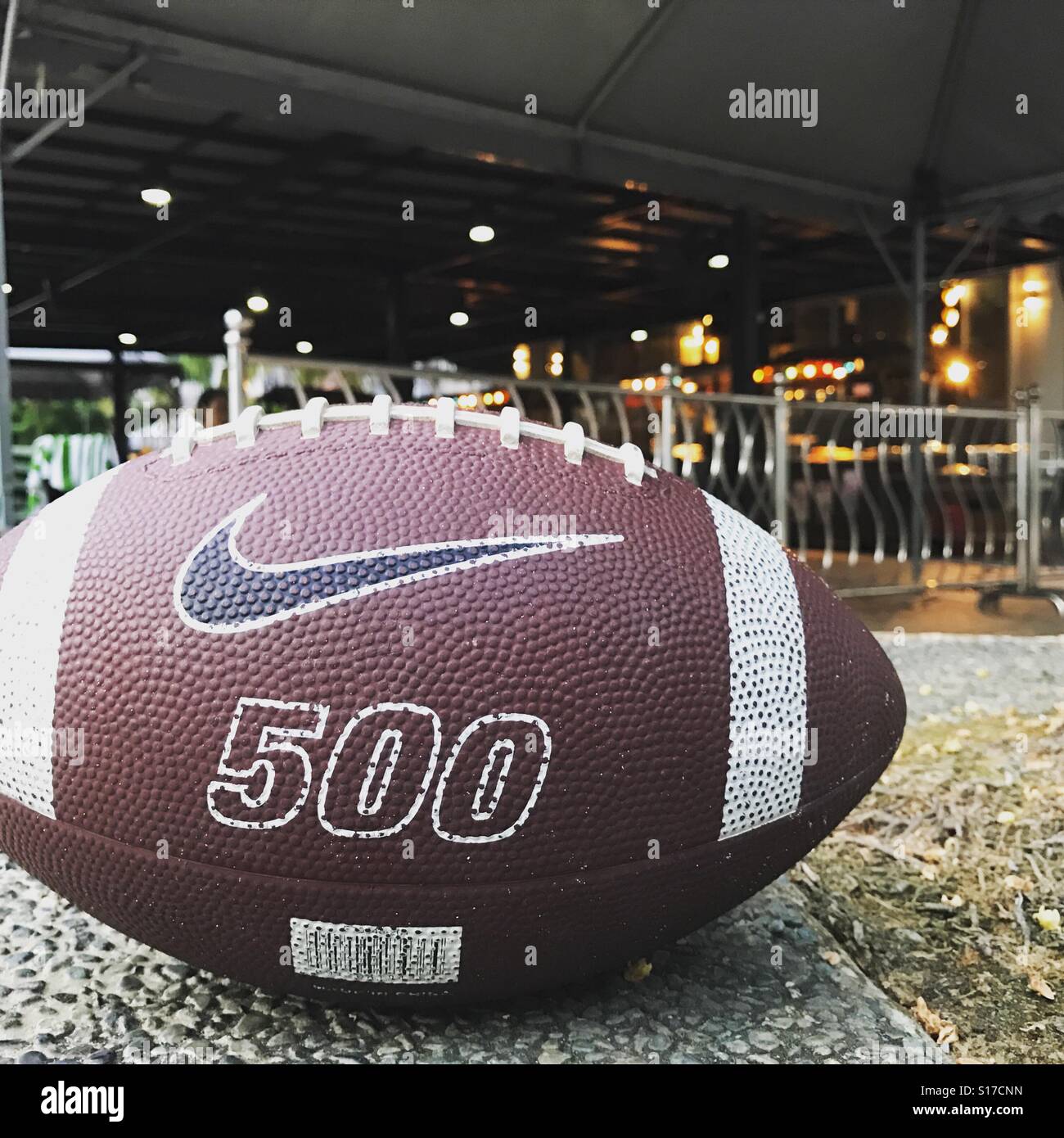 Sala solitario Brillante La marca Nike de fútbol americano Fotografía de stock - Alamy