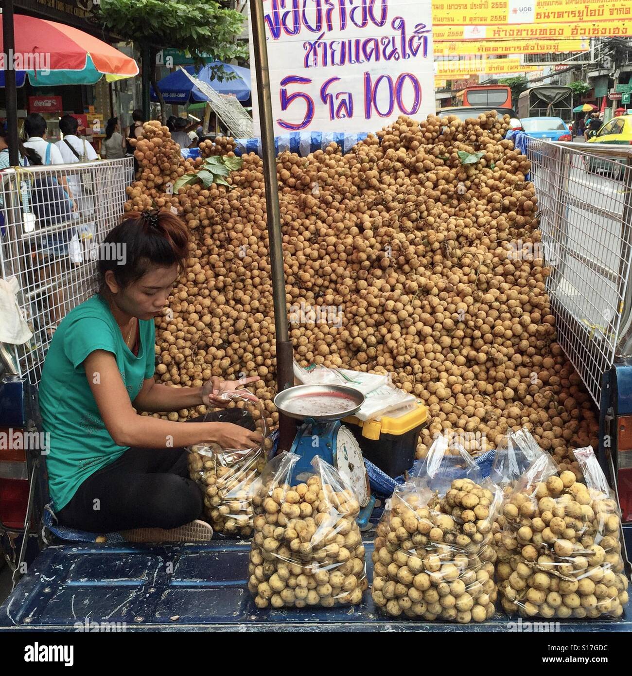 Carro móvil de fruta tailandesa Foto de stock 663779986