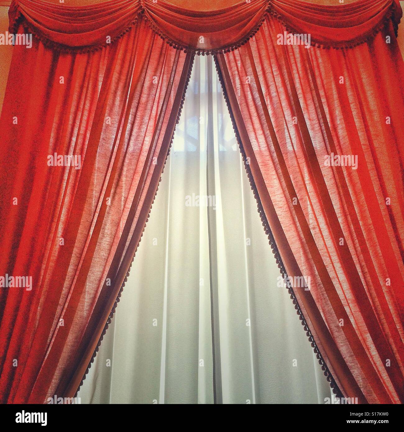 Rojo brillante y cortinas blancas Fotografía de stock - Alamy