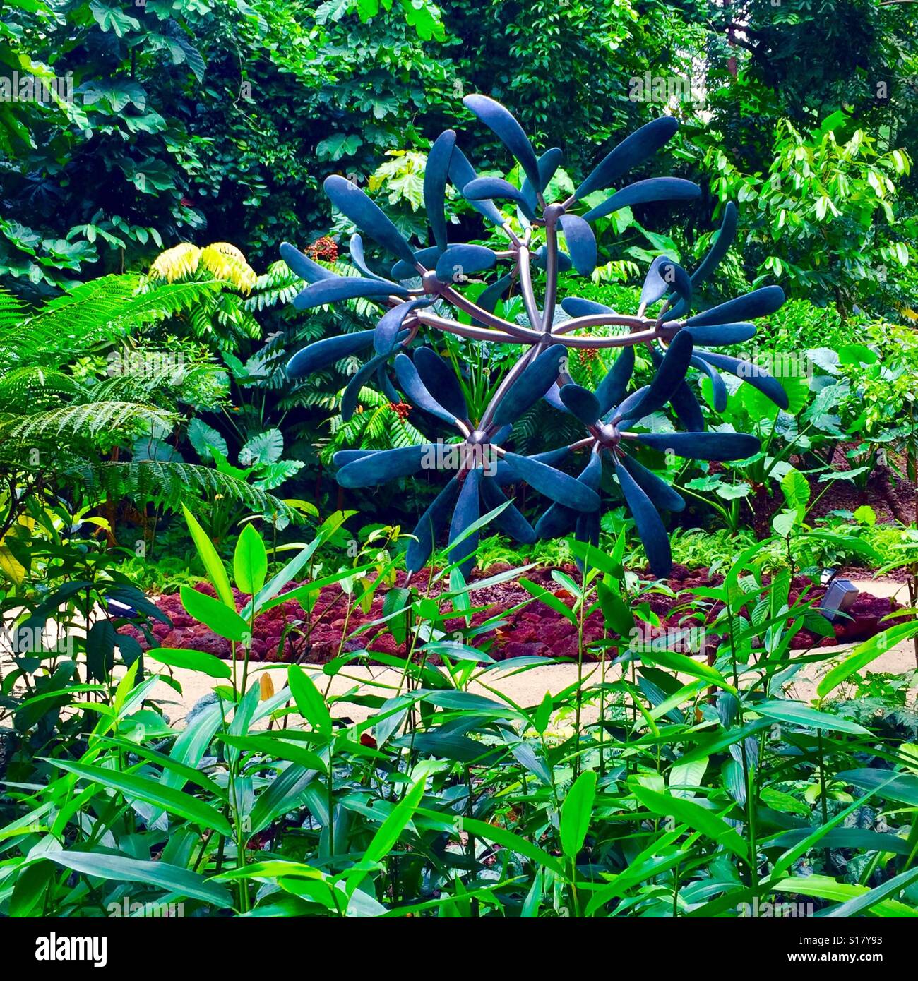 59 alas, una escultura de flores por James Surls en la celebración de los 50 años de independencia de Singapur en los jardines botánicos de Singapur, un sitio del Patrimonio Mundial de la UNESCO Foto de stock