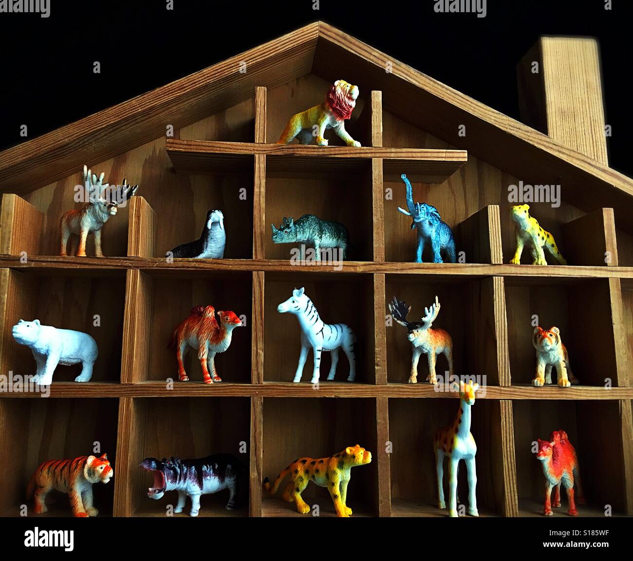 Los animales de juguete de plástico en una casa de juguetes de madera  Fotografía de stock - Alamy