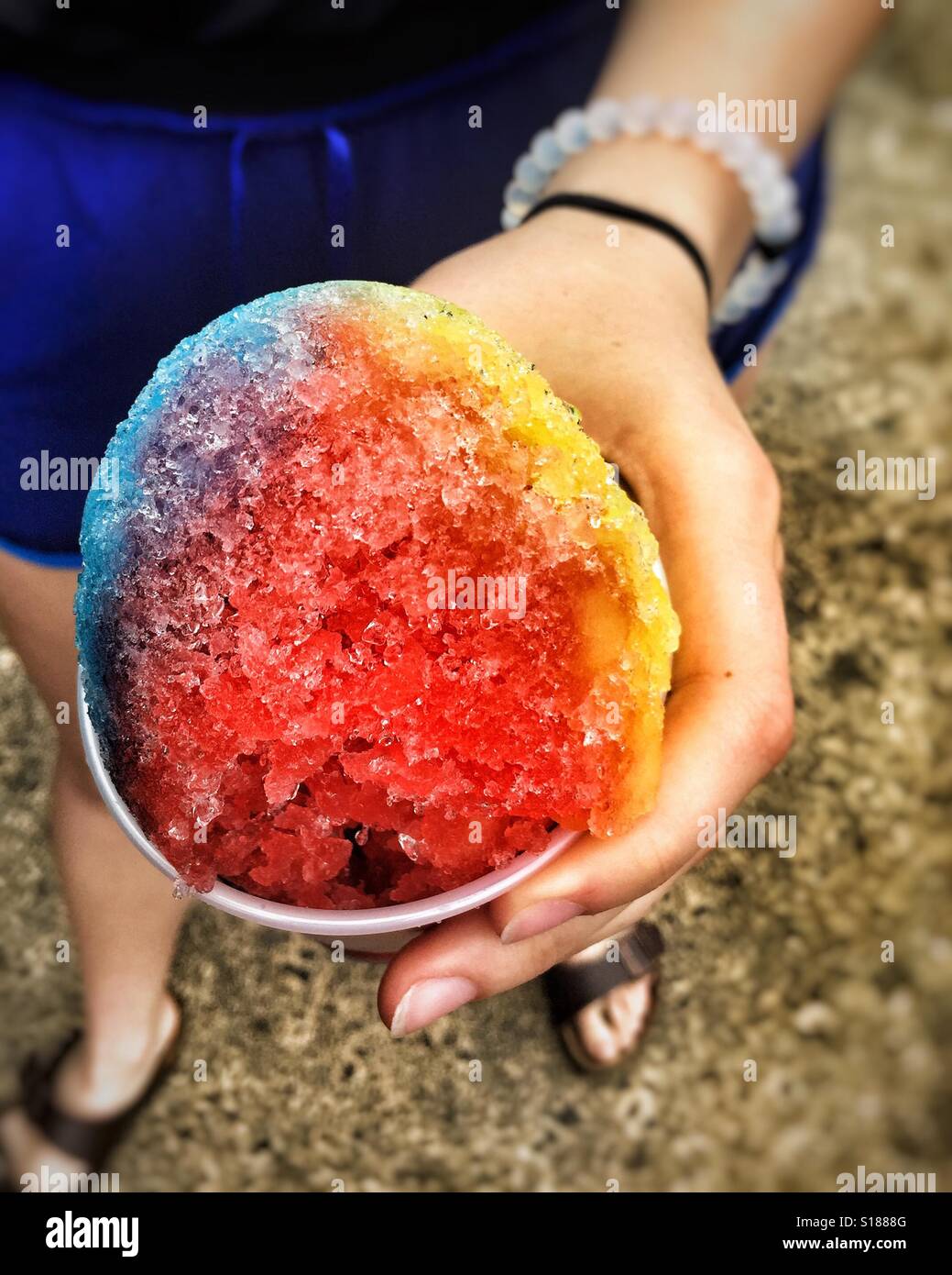 Primer plano de una colorida shaved ice celebrada por adolescente en