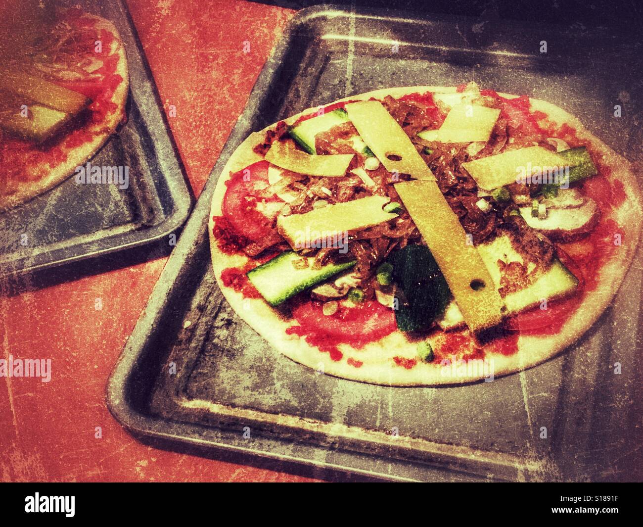 Pizza vegetariana listo para el horno Foto de stock
