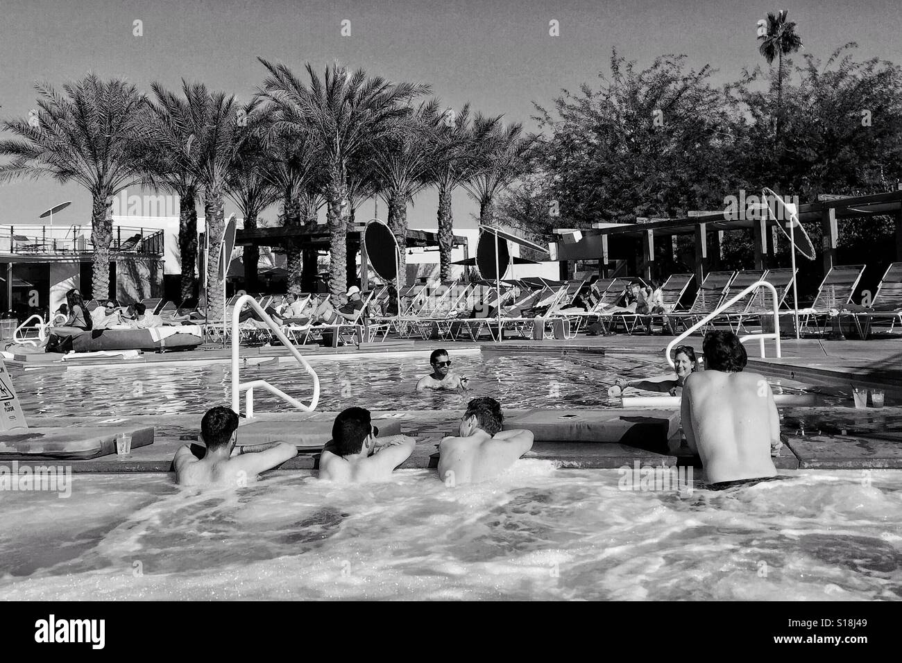 4 muchachos en el jacuzzi Foto de stock
