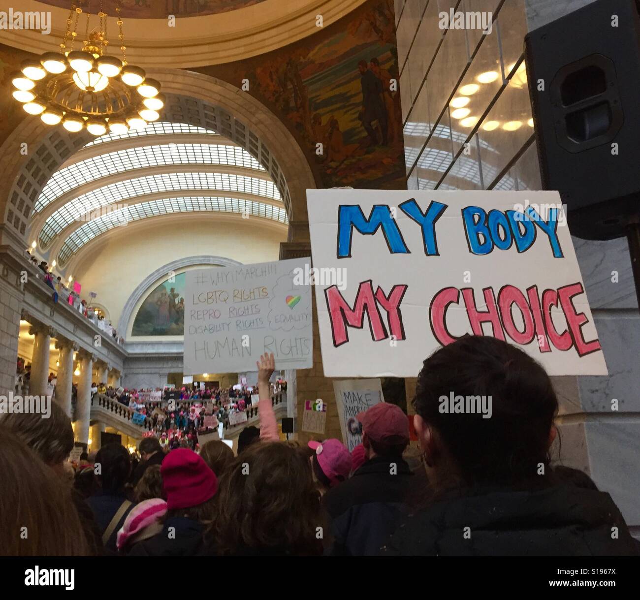 Signo de protesta en la mujer de marzo en Salt Lake City, Utah en Enero 23. Foto de stock