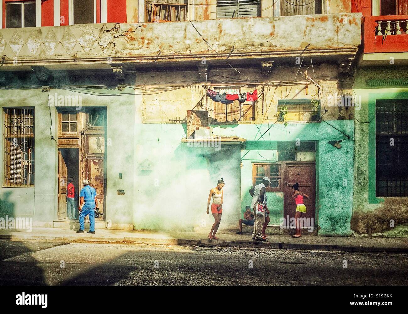 Los cubanos en las calles de La Habana. Foto de stock
