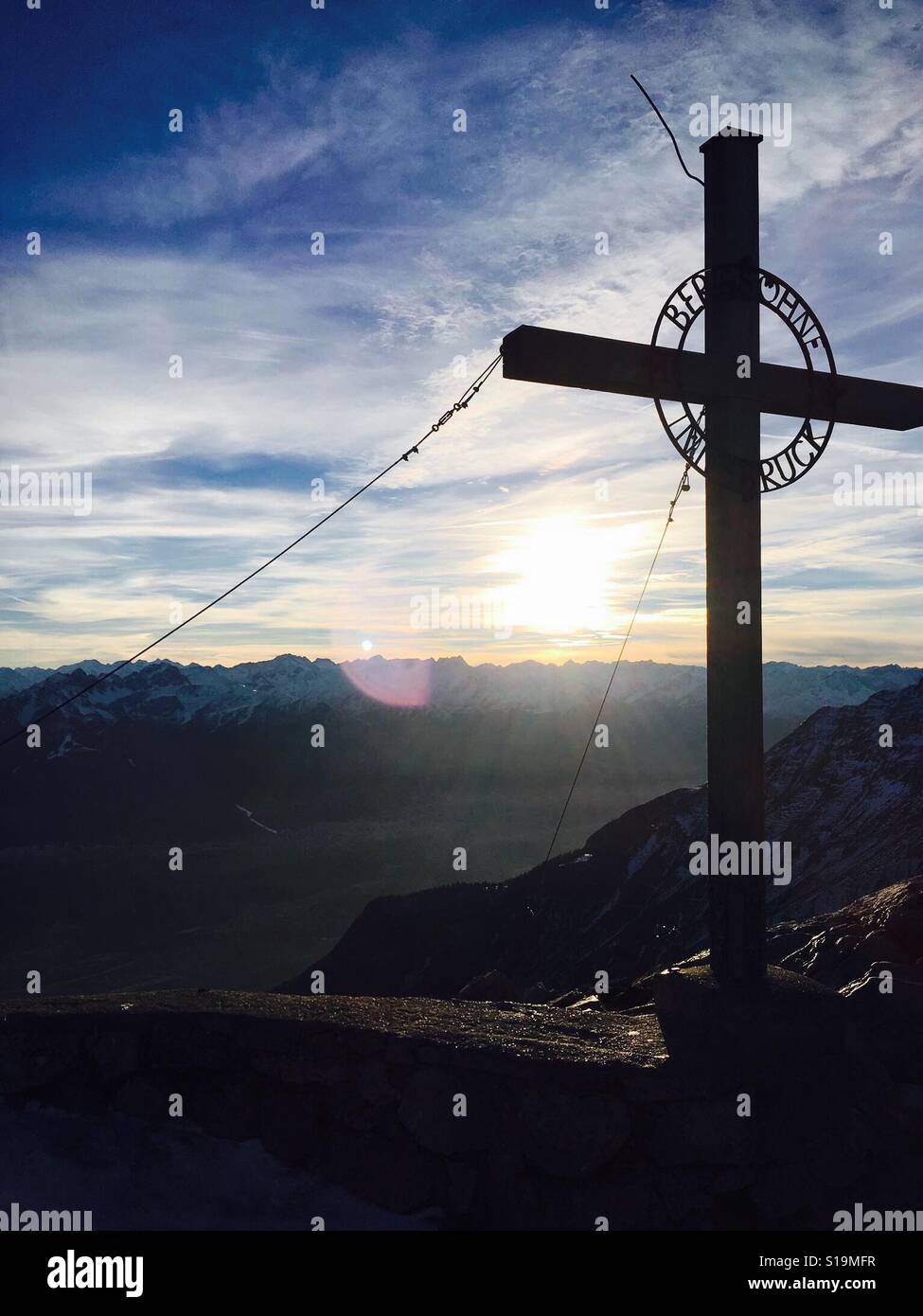 Cruz en los Alpes Foto de stock