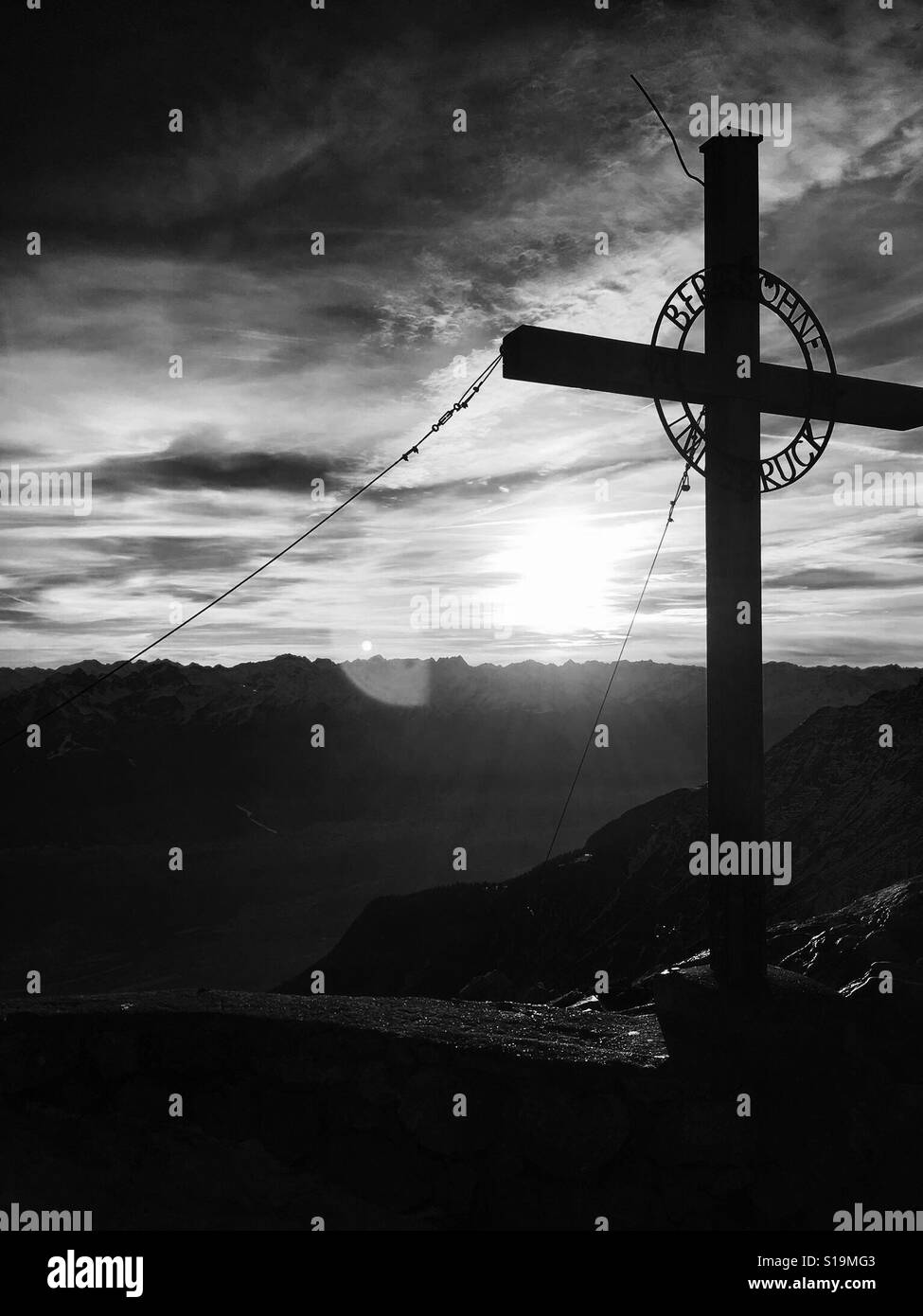 Cruz cristiana alta en los Alpes austríacos. Foto de stock