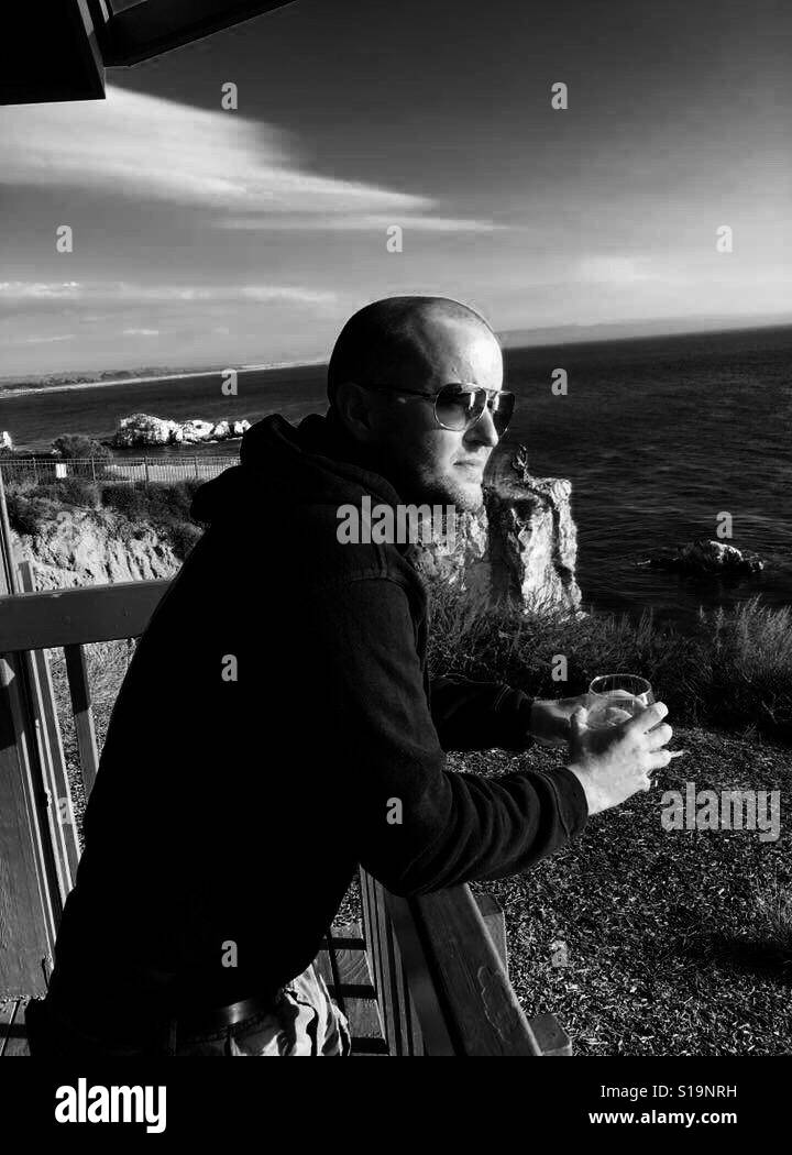 Relajados viendo la puesta de sol en el Pacífico Foto de stock