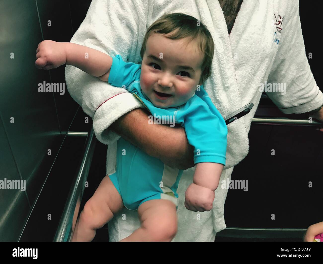 Bebé de 6 meses vistiendo traje baño Fotografía de stock - Alamy