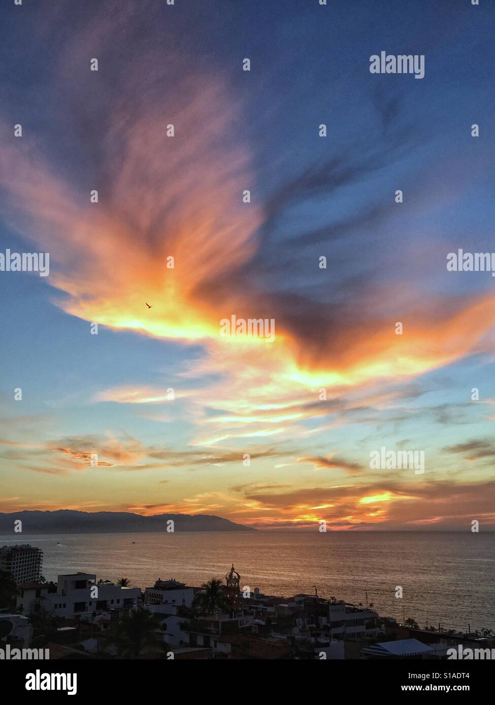 Vista aérea de la puesta del sol en Puerto Vallarta, México Foto de stock