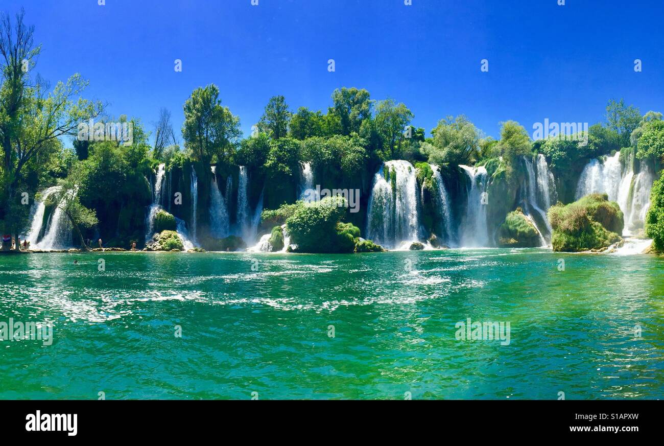 Cascada y piscina fotografías e imágenes de alta resolución - Alamy