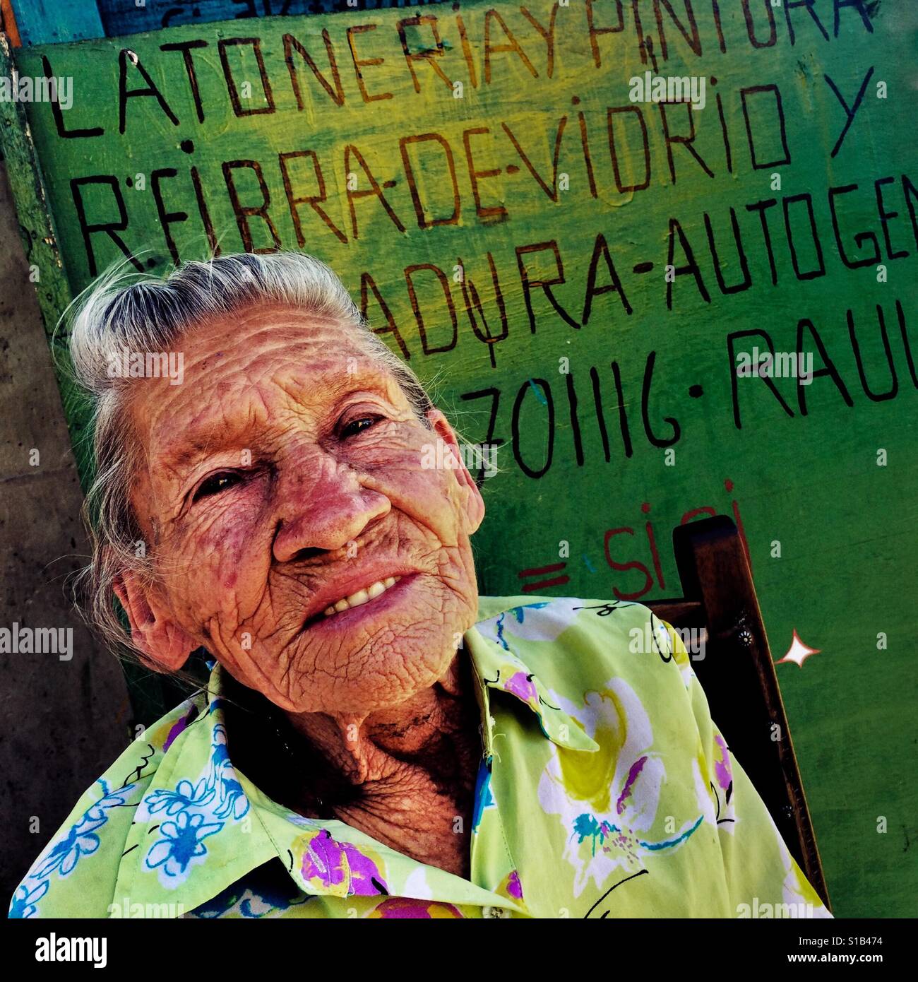 Julia Rosa Cardoña, de 88 años de edad mujer colombiana, posa para una fotografía en la calle del Barrio Triste, un barrio en el centro de Medellín, Colombia, 21 de noviembre de 2016. Foto de stock