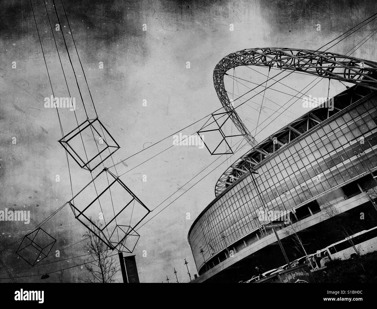 Fotografía en blanco y negro del cubo geométrico esculturas en frente al estadio de Wembley, Londres, Inglaterra, Reino Unido. Foto de stock
